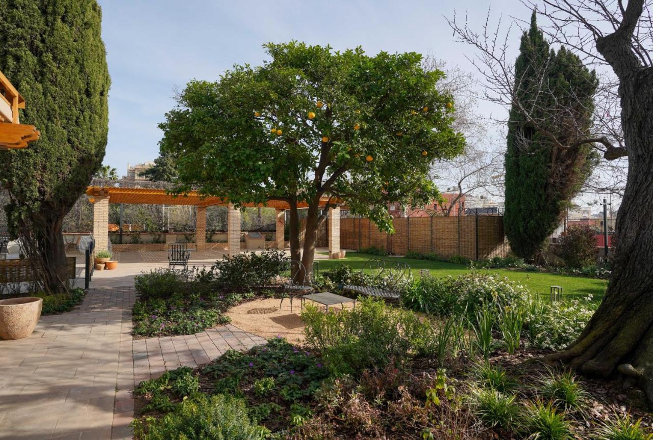 Hotel Boutique Mirlo Barcelona Exterior foto The garden of the museum