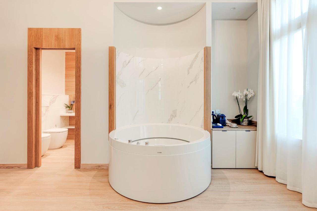 Hotel Boutique Mirlo Barcelona Exterior foto A modern bathtub